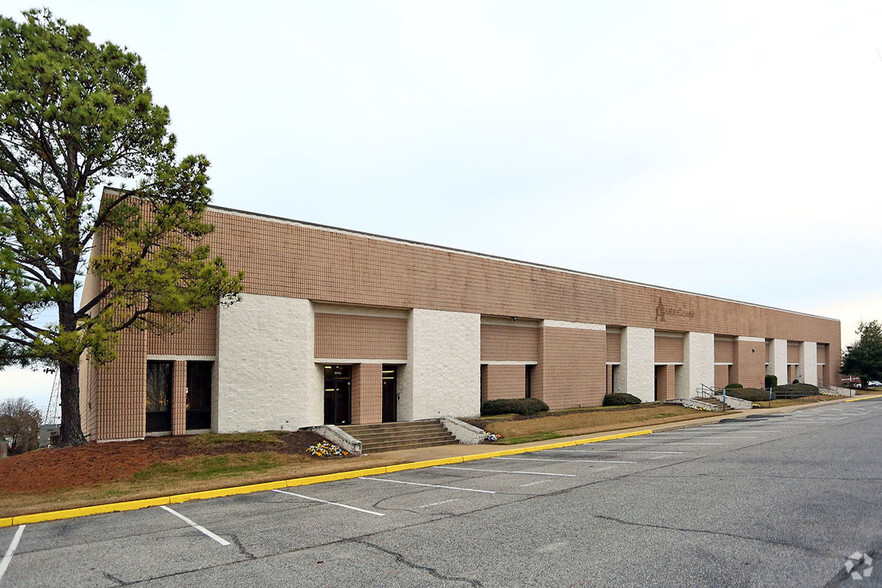 804 Greenbrier Cir, Chesapeake, VA for lease - Building Photo - Image 1 of 7