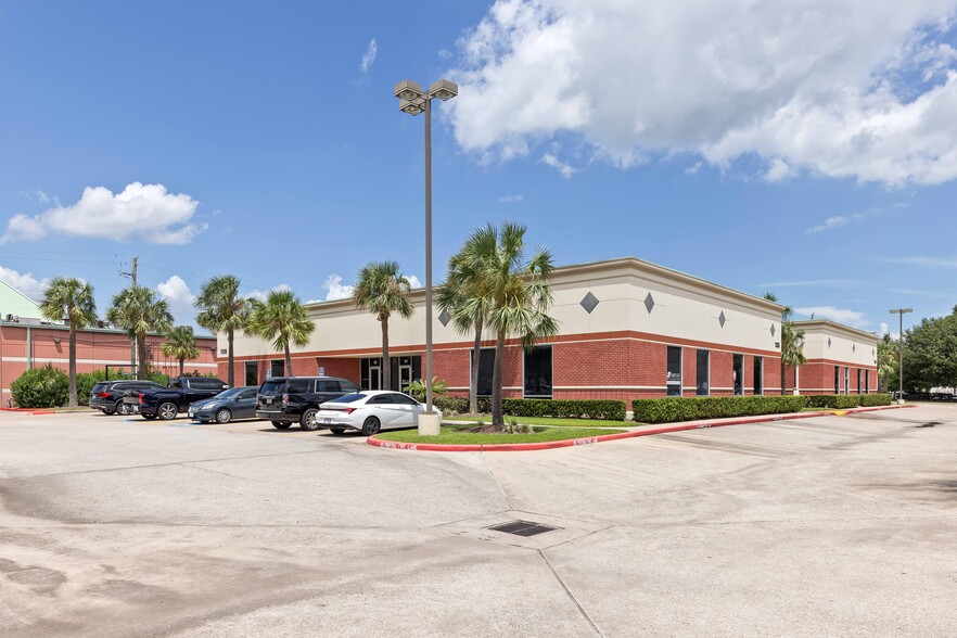 1335 Space Park Dr, Houston, TX for lease - Building Photo - Image 1 of 11