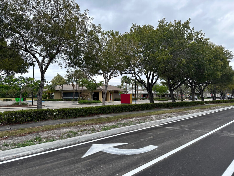 11 Weston Rd, Sunrise, FL for lease - Building Photo - Image 2 of 4