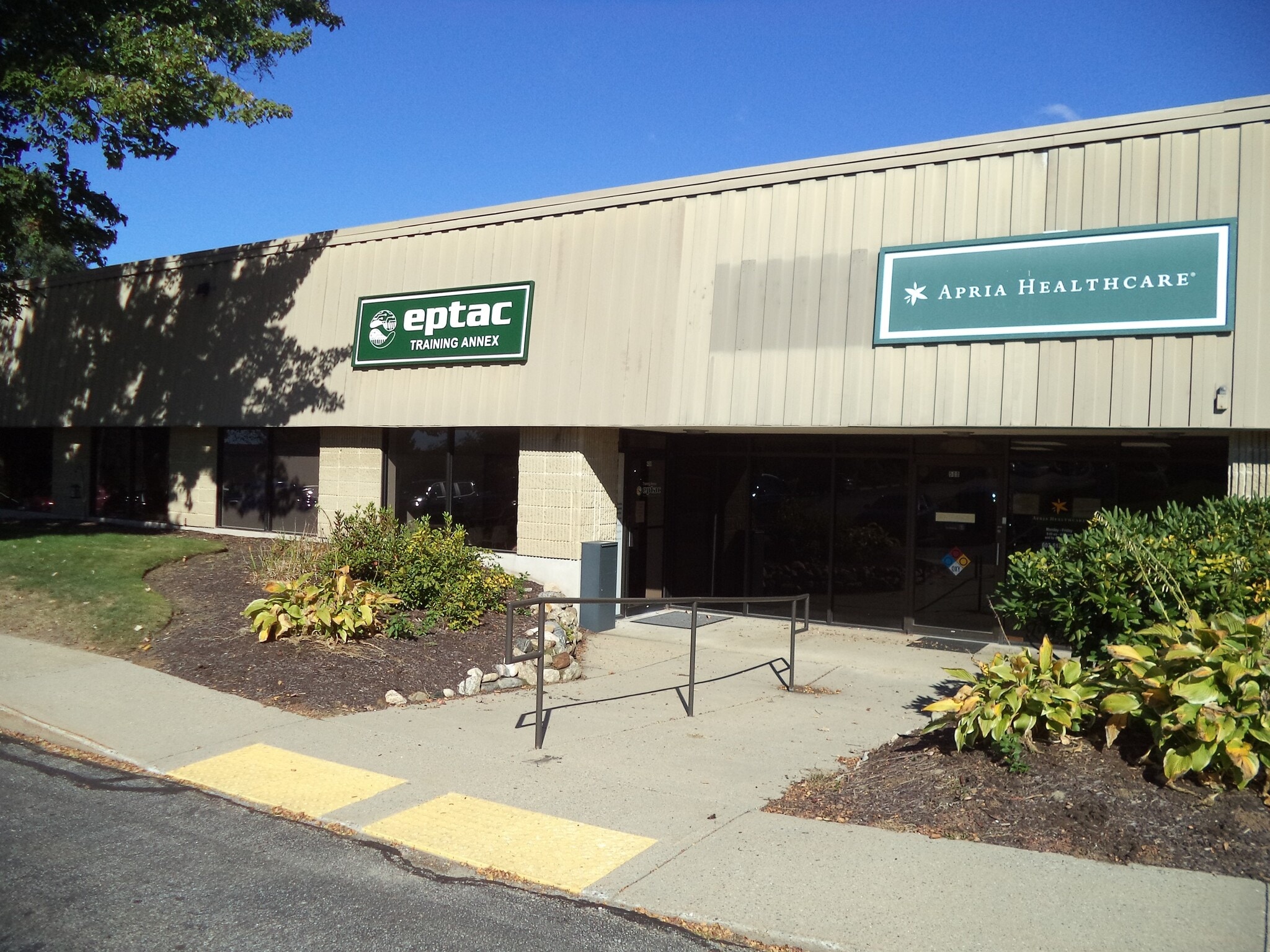 1 Perimeter Rd, Manchester, NH for lease Primary Photo- Image 1 of 7