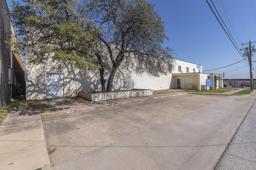 2920 Shotts St, Fort Worth, TX for lease - Building Photo - Image 3 of 24