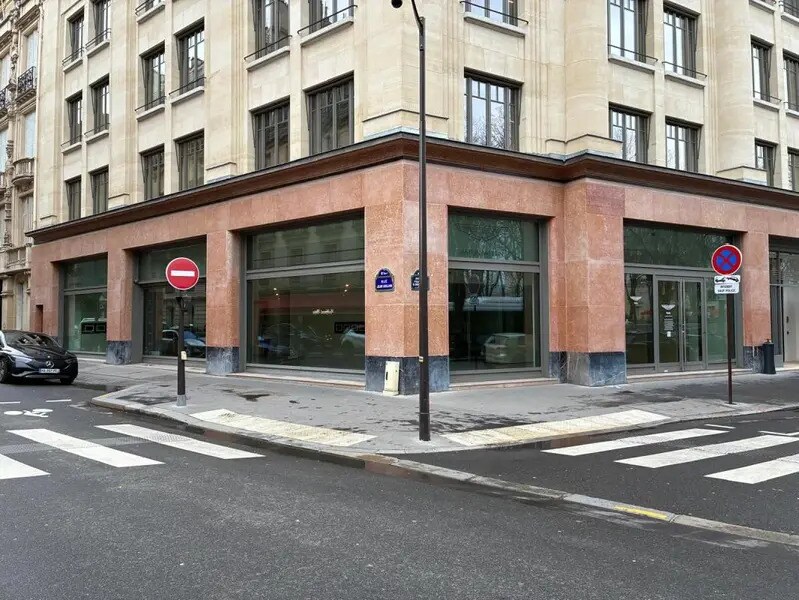 Retail in Paris for lease Building Photo- Image 1 of 4
