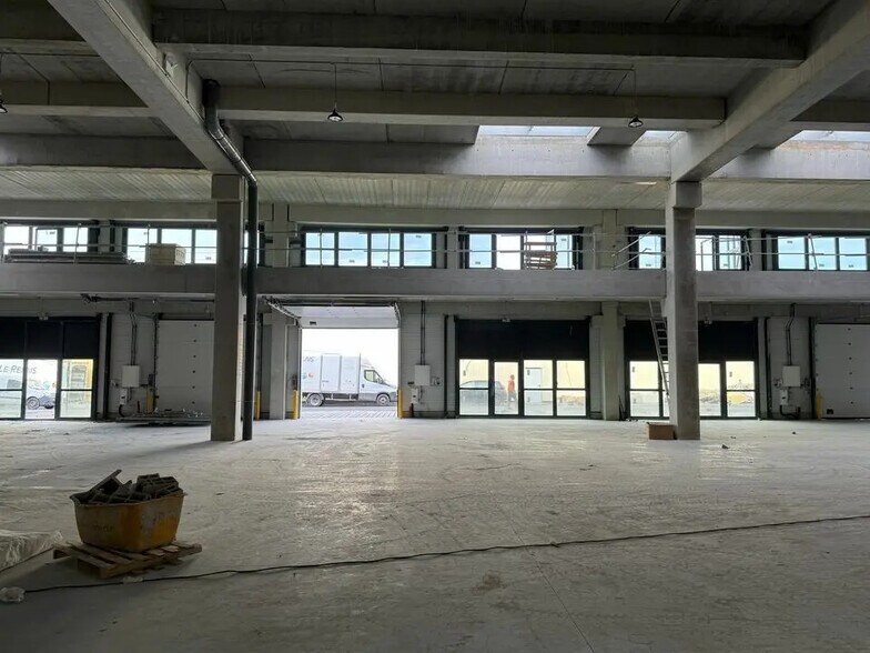 42 Rue Benoit Frachon, Bobigny for lease - Interior Photo - Image 3 of 6