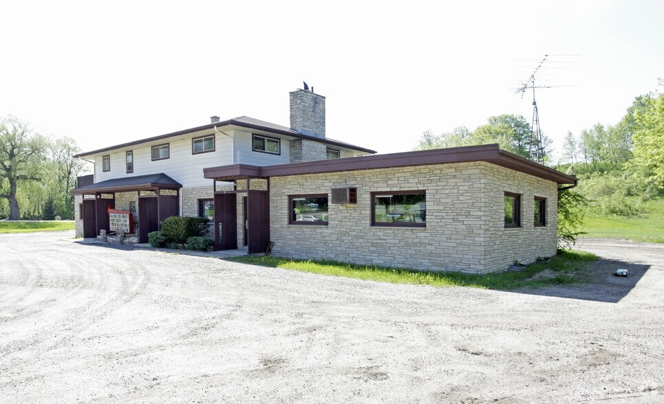 101 W Commerce Blvd, Slinger, WI for sale - Primary Photo - Image 1 of 1