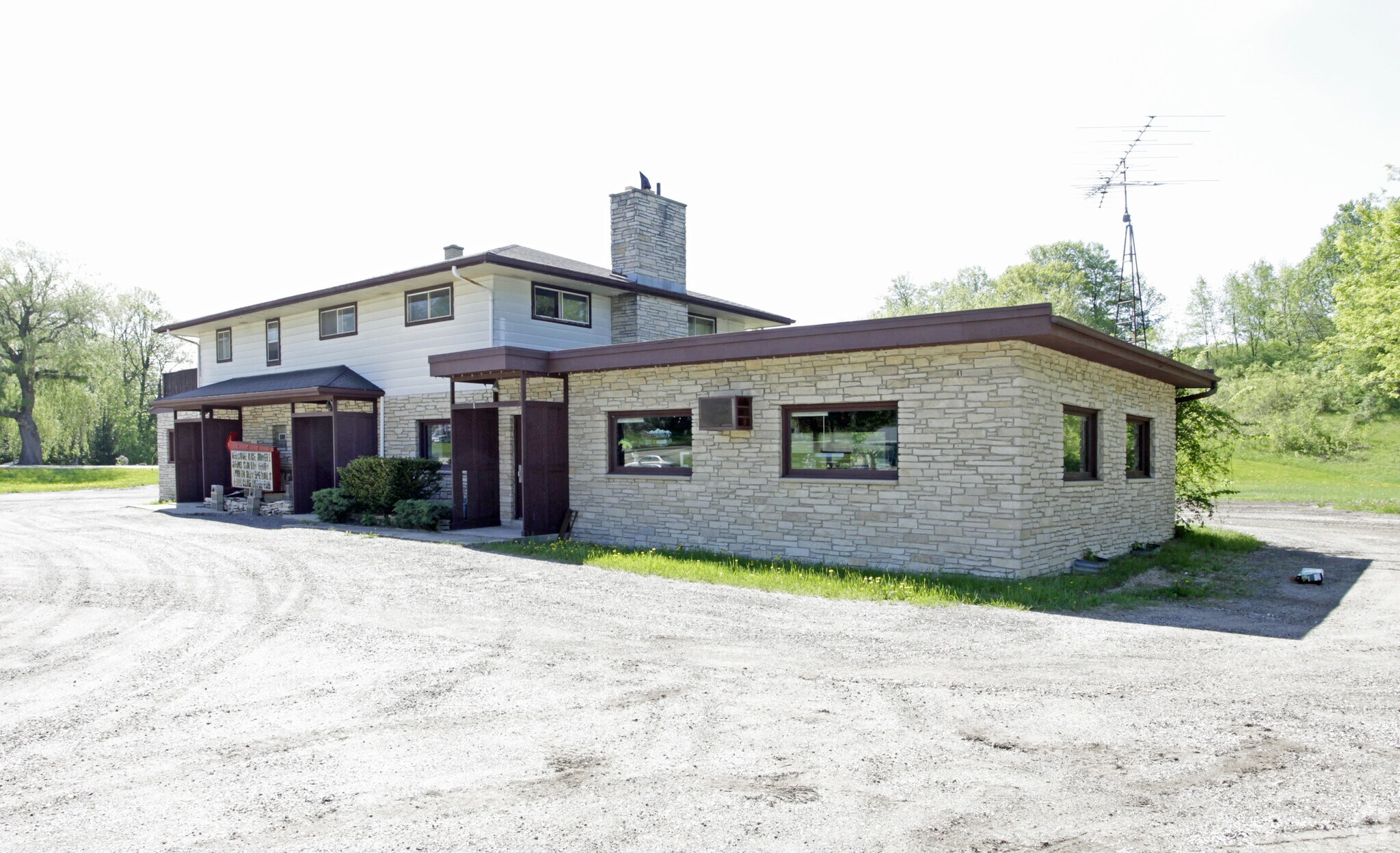 101 W Commerce Blvd, Slinger, WI for sale Primary Photo- Image 1 of 1