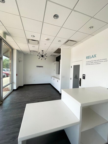 1525 Lake Pointe Pky, Sugar Land, TX for lease - Building Photo - Image 3 of 4