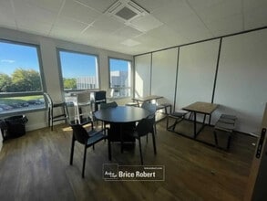 Office in Dardilly for lease Interior Photo- Image 1 of 8