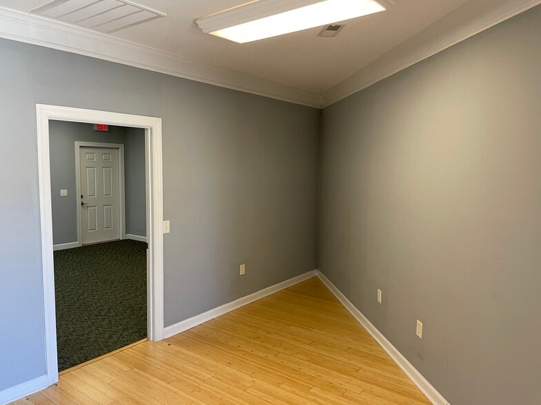 220 Baker Rd, High Point, NC for lease - Building Photo - Image 2 of 4