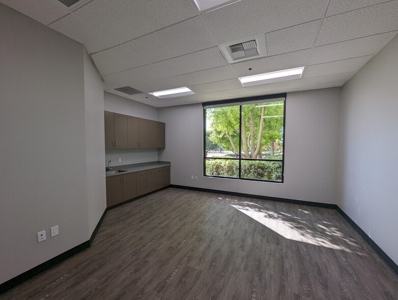 16875 Heacock St, Moreno Valley, CA for lease - Interior Photo - Image 3 of 14