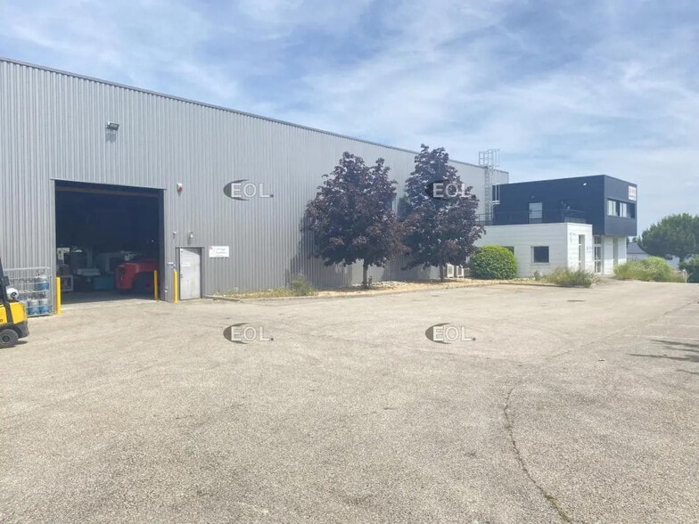 Industrial in Taluyers for lease - Building Photo - Image 3 of 20