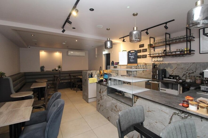 157 Kirkdale, London for lease - Interior Photo - Image 2 of 9