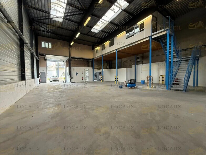 Flex in Trappes for lease - Interior Photo - Image 1 of 8