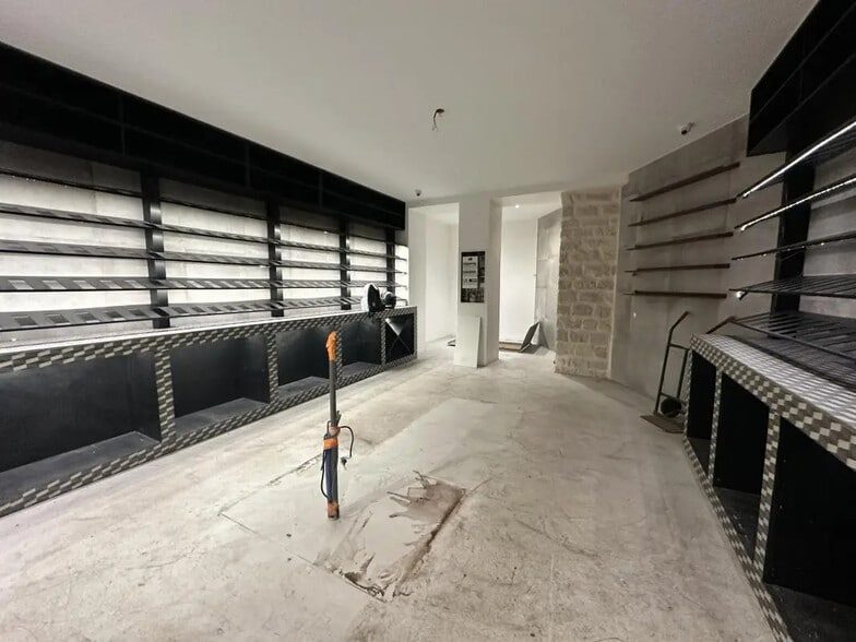 Retail in Paris for lease - Building Photo - Image 2 of 7