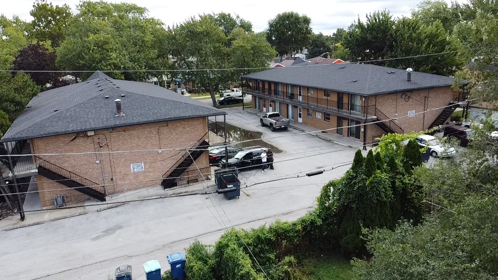 Calumet Park 52-Unit, 4 Bldg Portfolio portfolio of 4 properties for sale on LoopNet.com - Building Photo - Image 2 of 4
