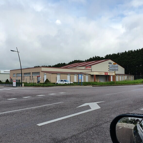 16 Rue Calmette Et Guérin, Lisieux for lease - Building Photo - Image 3 of 6