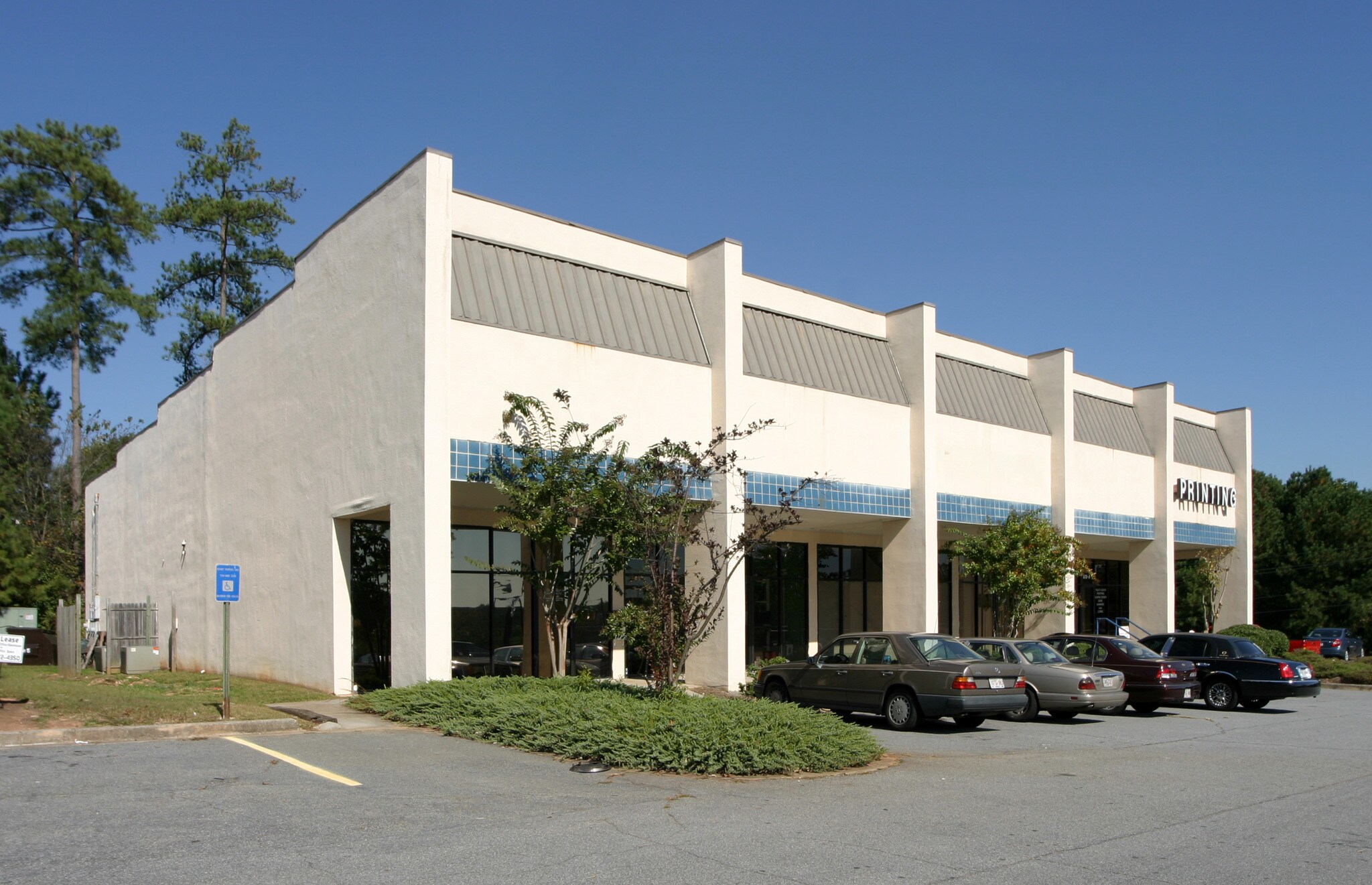 670 Indian Trail Rd, Lilburn, GA for sale Primary Photo- Image 1 of 1