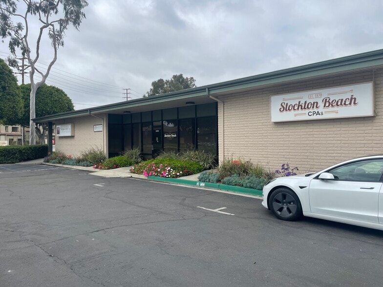 3321-3335 Cerritos Ave, Los Alamitos, CA for lease - Building Photo - Image 2 of 7