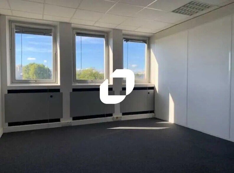Office in Marly-le-Roi for lease - Interior Photo - Image 1 of 5