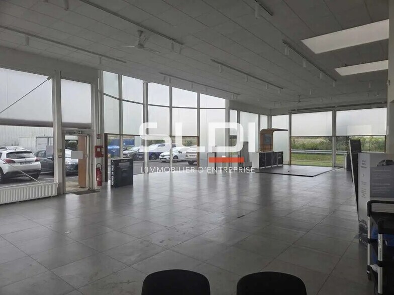 Flex in Châlons-en-Champagne for lease - Interior Photo - Image 2 of 7