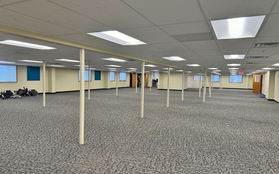 2253 Air Park Rd, Rhinelander, WI for lease - Interior Photo - Image 3 of 9