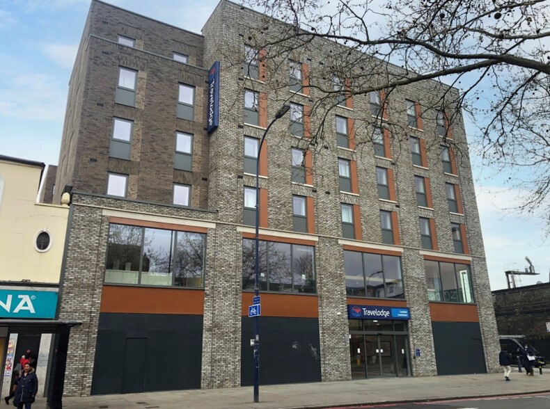 223-225 Lewisham High St, London for lease - Building Photo - Image 2 of 3