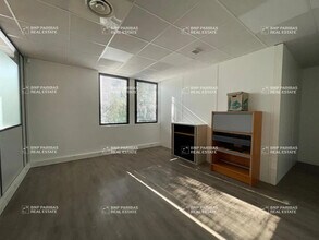 Office in Aix-en-Provence for lease Building Photo- Image 2 of 10