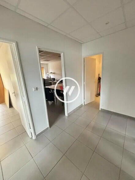 Office in Gardanne for lease - Interior Photo - Image 1 of 9