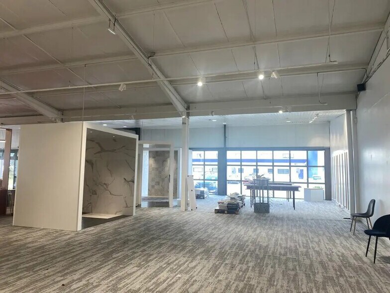 Retail in Vannes for lease - Building Photo - Image 2 of 4