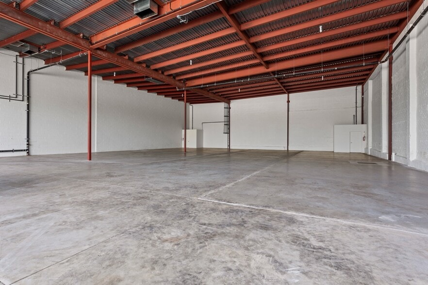 55 Kent Ave, Brooklyn, NY for lease - Interior Photo - Image 1 of 6