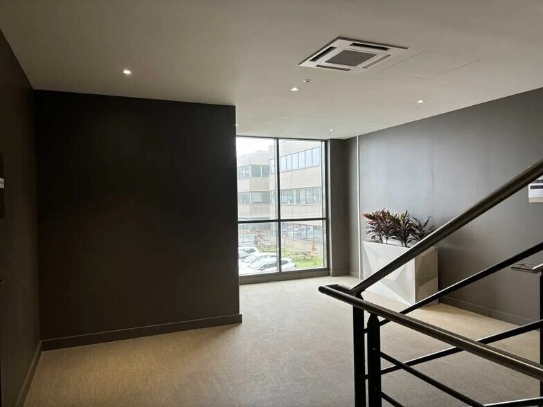 Office in Pessac for lease - Interior Photo - Image 3 of 7