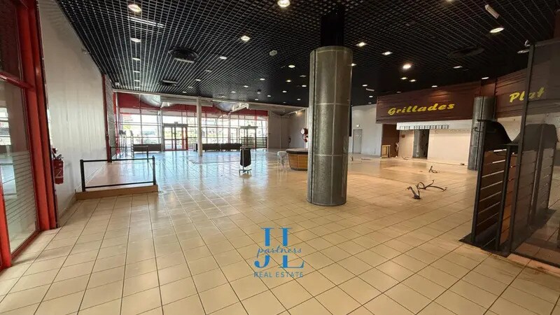 Retail in La Réole for lease - Interior Photo - Image 1 of 4