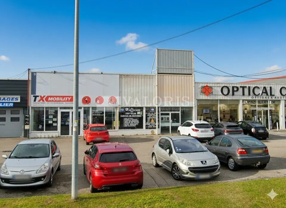 Retail in Saint-Bonnet-de-Mure for lease Building Photo- Image 1 of 5