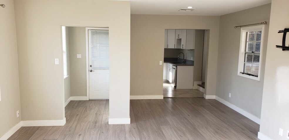 11346 Santol Dr, Sylmar, CA for sale - Interior Photo - Image 2 of 27