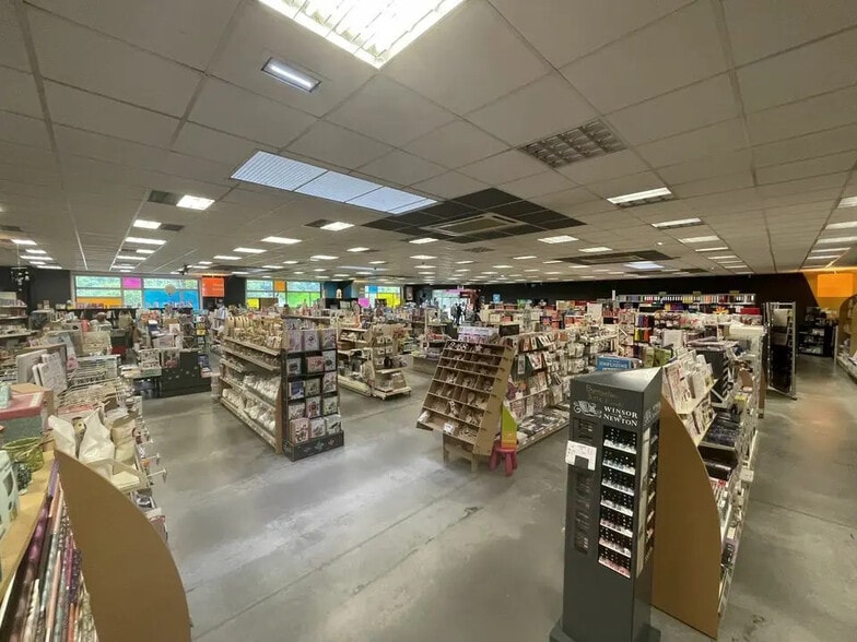 Retail in Orvault for lease - Building Photo - Image 1 of 5