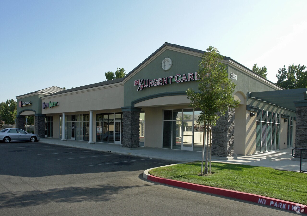 5261 E Kings Canyon Rd, Fresno, CA 93727