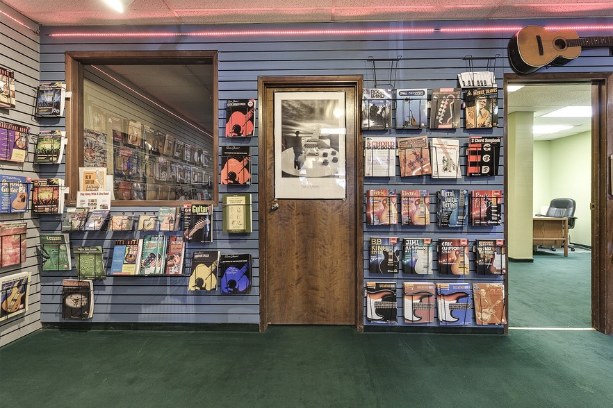 1105 N Riverside Ave, Medford, OR for sale - Building Photo - Image 2 of 35