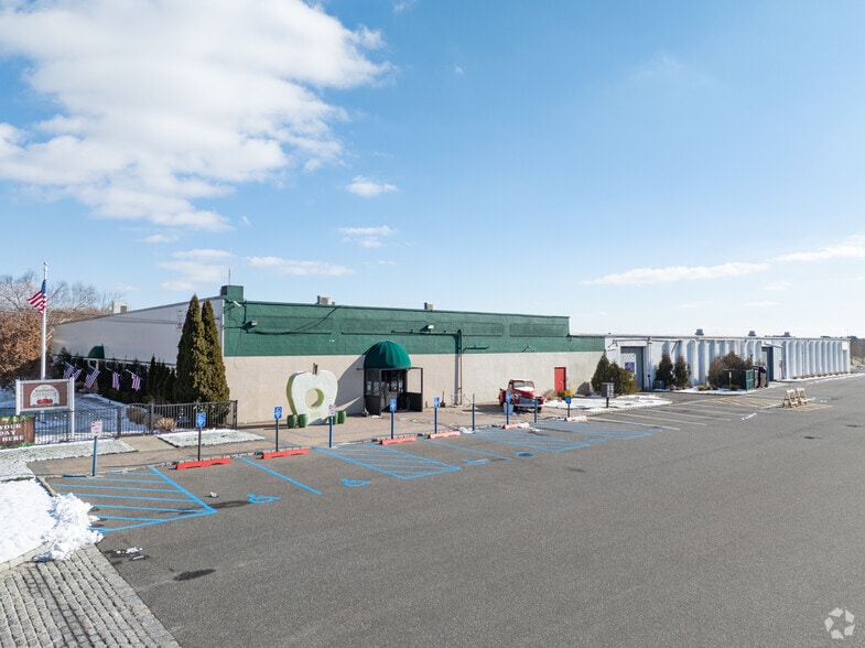 2711 Sound Ave, Calverton, NY for sale - Primary Photo - Image 1 of 5