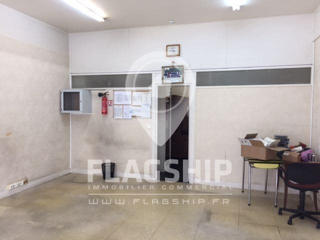 Retail in Paris for lease - Building Photo - Image 1 of 7