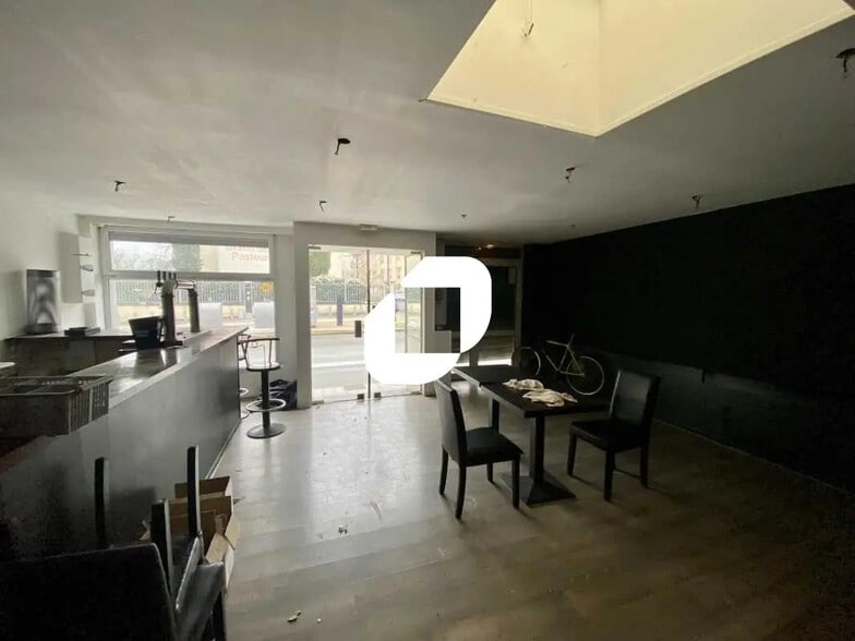 Retail in Bordeaux for lease - Building Photo - Image 2 of 7