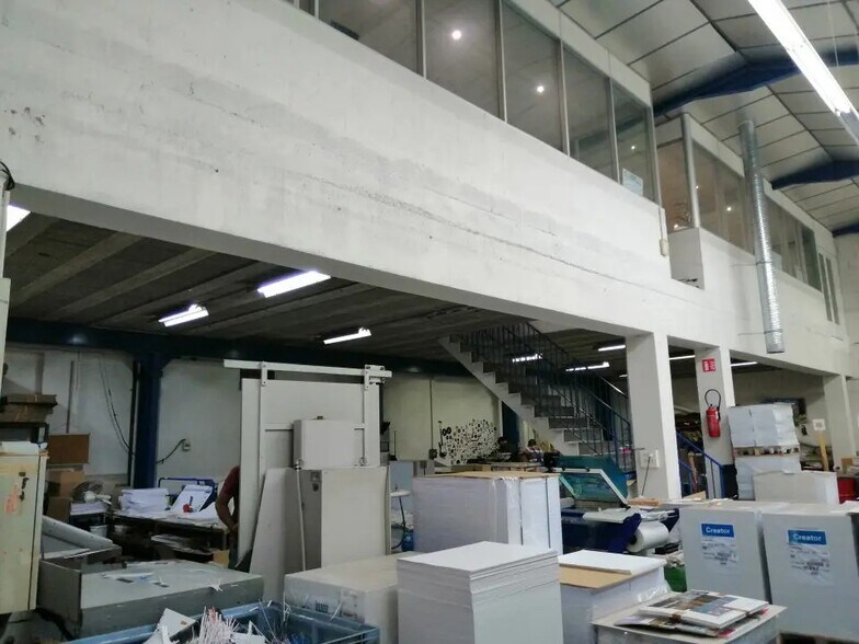 Flex in Maisons-Alfort for lease - Interior Photo - Image 3 of 6