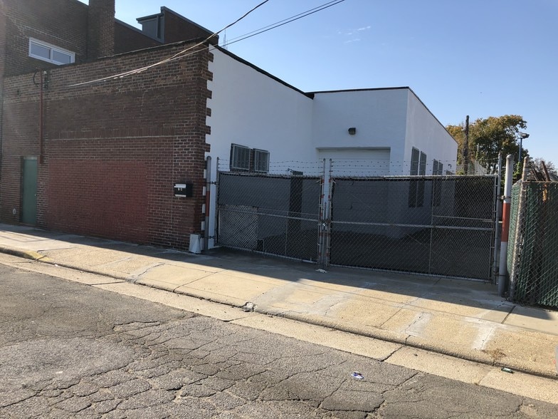 7 Hewlett St, Hempstead, NY for sale - Building Photo - Image 1 of 1