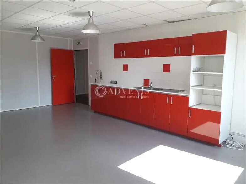 Flex in Villiers-sur-Marne for lease - Interior Photo - Image 3 of 6