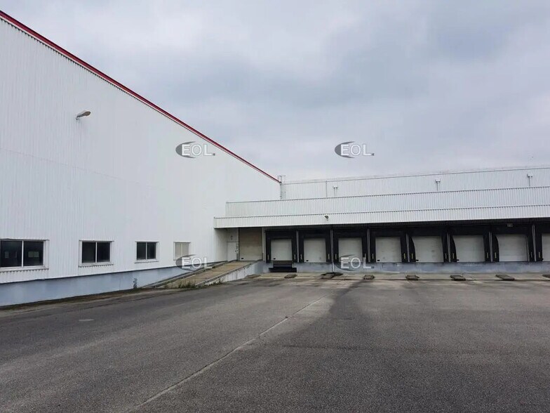 Industrial in Villefontaine for lease - Building Photo - Image 1 of 11
