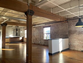 1231 NW Hoyt St, Portland, OR for lease Interior Photo- Image 1 of 3