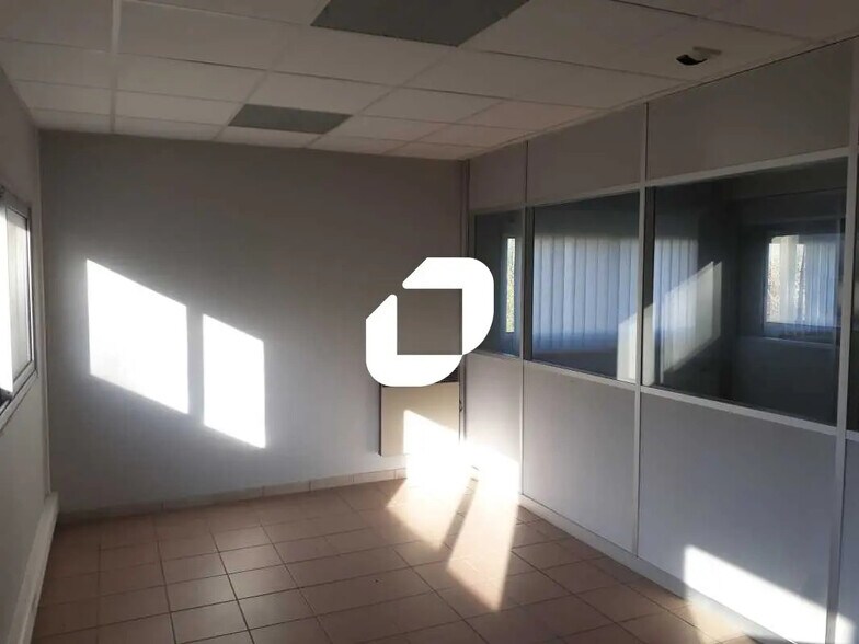 Office in Marcoussis for lease - Interior Photo - Image 2 of 4