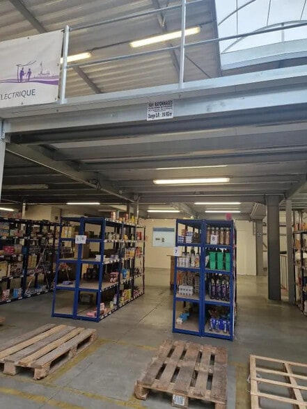 Office in Taverny for lease - Interior Photo - Image 2 of 8