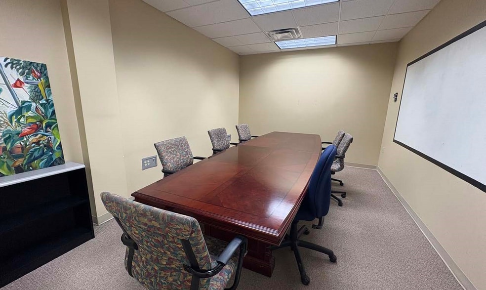 375 Greenbrier Dr, Charlottesville, VA for lease - Interior Photo - Image 3 of 12