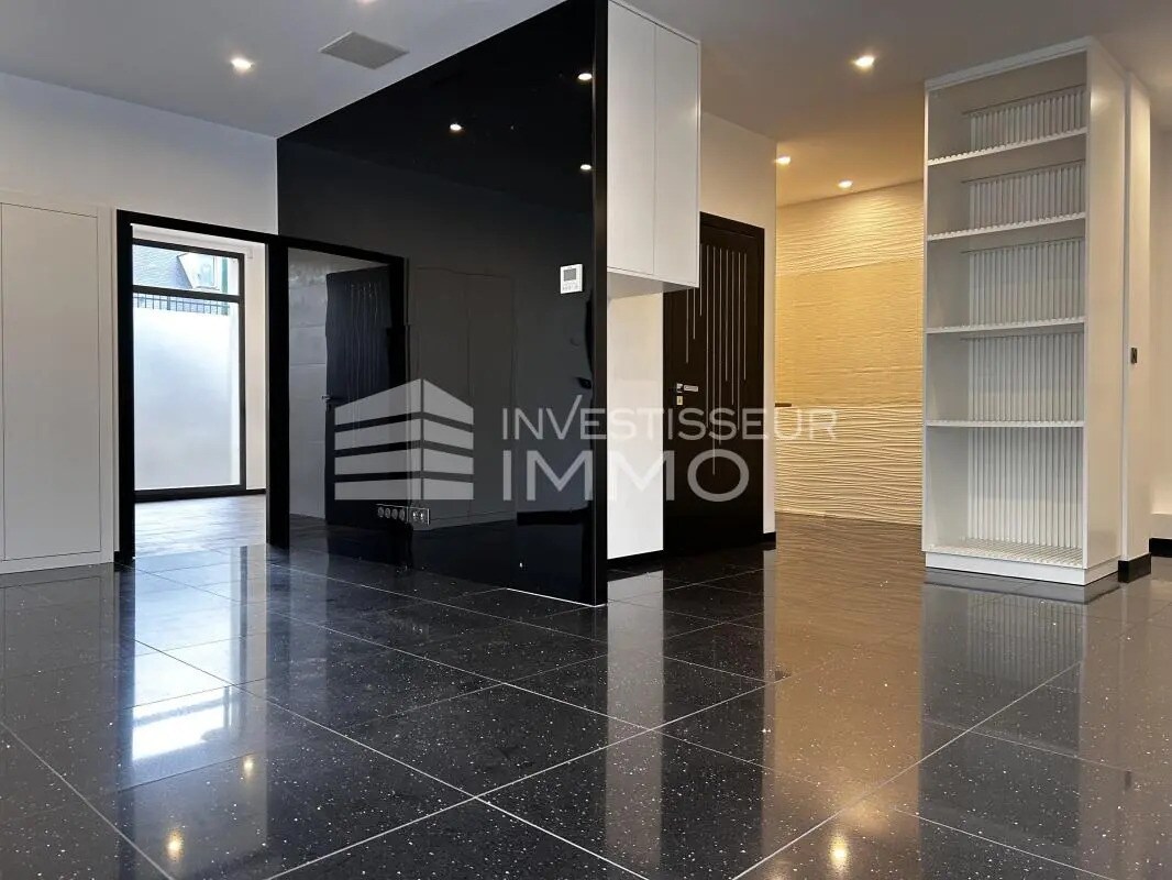 Office in Compiègne for lease Interior Photo- Image 1 of 6