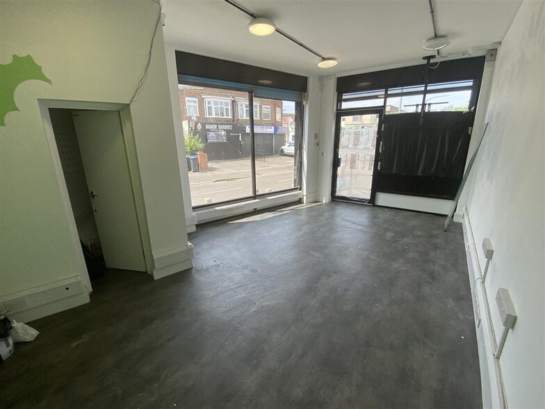 2-6 Roding Rd, Loughton for lease - Building Photo - Image 3 of 17