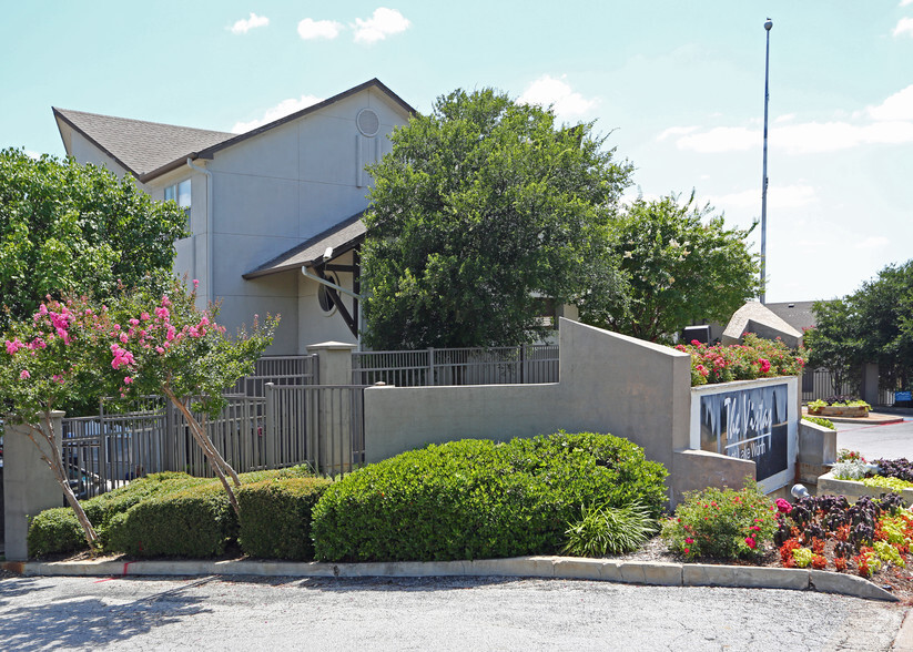 6303 Shady Oaks Manor Dr, Fort Worth, TX for sale - Primary Photo - Image 1 of 1